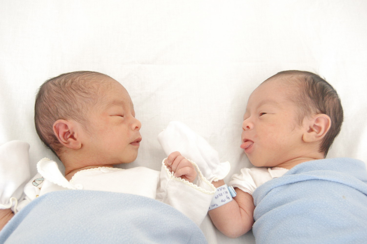 15 Foto Bayi Lucu Kembar Menggemaskan